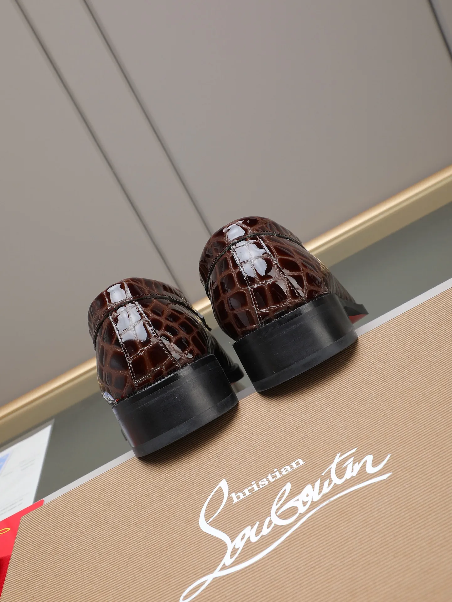 PP580 CL New formal dress shoes Christia* Loubouti* Red-soled shoes GREGGO men's Oxford shoes Official price Made of imported cowhide/glossy patent leather/glossy small square pointed toe design Iconic red outsole, extremely personalized shoe Original color cowhide lining Original Italian leather outsole; fine workmanship brings you a luxurious experience Clean silhouette and straightforwardness, GREGGO men's Oxford shoes It is an Oxford shoe type born for city roaming. Standard leather shoe size: 38～44# (45🉑️customized)